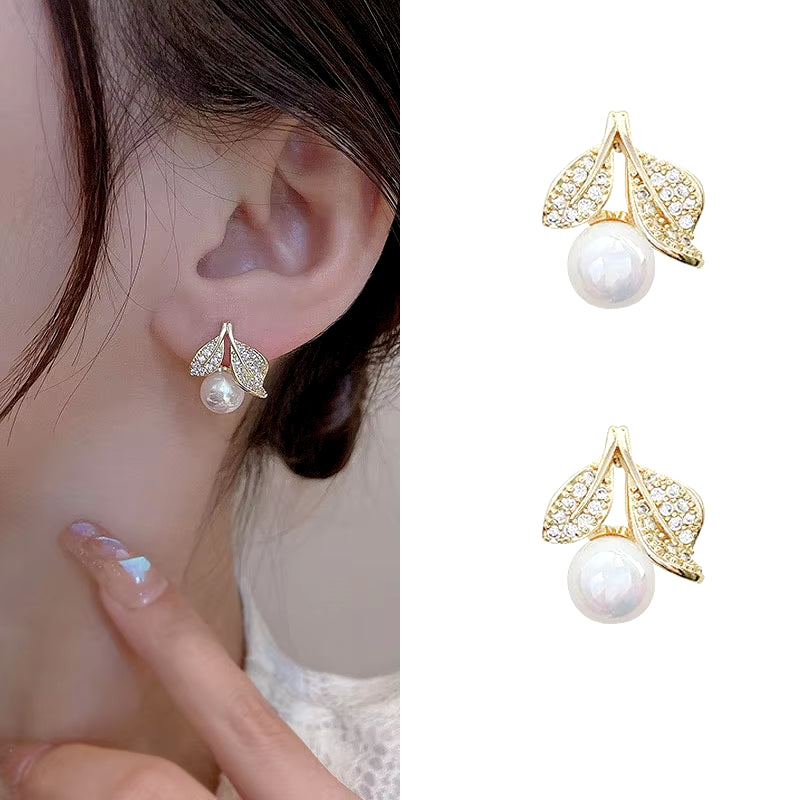 2023 New Bright Crystal Luxury Korean Unusual Claw Stud Earrings Ear Piercing Hook Irregular Pearl Christmas Jewelry Gift